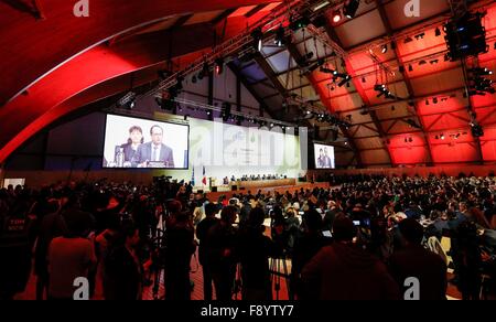 Le Bourget, Paris, Frankreich. 12. Dezember 2015. Das Bild zeigt die Gesamtansicht der COP21 Klimakonferenz in Le Bourget, nördlich von Paris, am 12. Dezember 2015. Frankreich am Samstag geliefert die endgültige Fassung der historischen Globalabkommen auf das Klima ändern, Teilnehmer des Marathon-Klimaverhandlungen in Paris. (Xinhua/Zhou Lei) (Azp) Bildnachweis: Xinhua/Alamy Live-Nachrichten Stockfoto