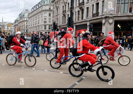 BMX-Biker als Weihnachtsmann verkleidet Talfahrt Oxford Street Stockfoto