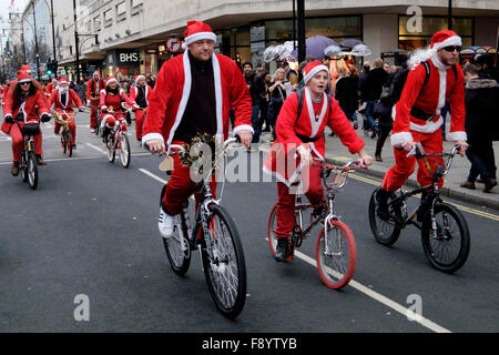 BMX-Biker als Weihnachtsmann verkleidet Talfahrt Oxford Street Stockfoto