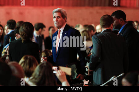 Le Bourget, Paris, Frankreich. 12. Dezember 2015. US-Außenminister John Kerry besucht der COP21 Klimakonferenz in Le Bourget, nördlich von Paris, am 12. Dezember 2015. Frankreich am Samstag geliefert die endgültige Fassung der historischen Globalabkommen auf das Klima ändern, Teilnehmer des Marathon-Klimaverhandlungen in Paris. (Xinhua/Zhou Lei) (Azp) Bildnachweis: Xinhua/Alamy Live-Nachrichten Stockfoto