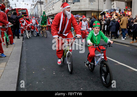 BMX-Biker als Weihnachtsmann verkleidet Talfahrt Oxford Street Stockfoto