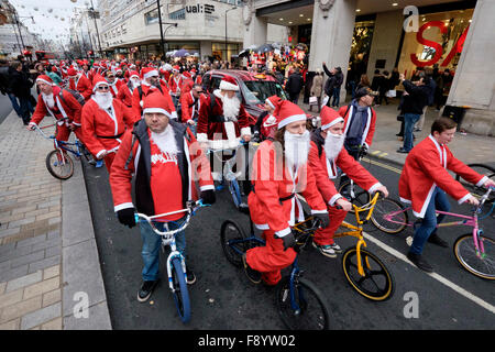 BMX-Biker als Weihnachtsmann verkleidet Talfahrt Oxford Street Stockfoto