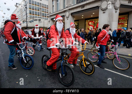 BMX-Biker als Weihnachtsmann verkleidet Talfahrt Oxford Street Stockfoto