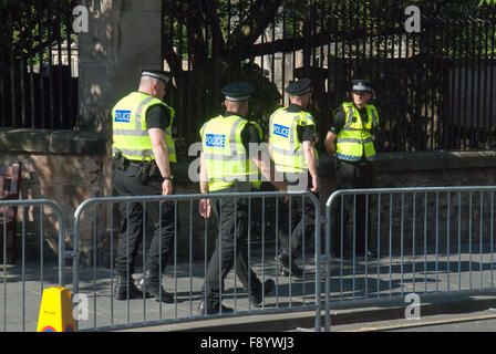 Polizei außerhalb Canongate Kirk in Edinburgh, Schottland am 29. Juli 2011 vor der Hochzeit von Zara Philips und Mike Tindall. Stockfoto