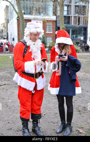 Hoxton, London, UK. 12. Dezember 2015. Santacon London 2015, Hunderte Weihnachtsmänner Pub crawl Stockfoto