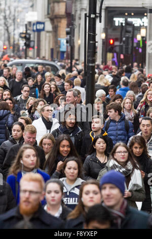 London UK. 12. Dezember 2015.  Weihnachts-Einkäufer pack Oxford Street mit 12 Tage bis zu den Weihnachtsferien Credit: Amer Ghazzal/Alamy Live-Nachrichten Stockfoto