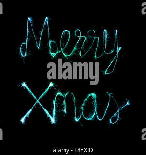 Frohe Weihnachten von funkelt Feuerwerk bei Nacht Hintergrund gemacht Stockfoto