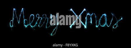 Frohe Weihnachten von funkelt Feuerwerk bei Nacht Hintergrund gemacht Stockfoto