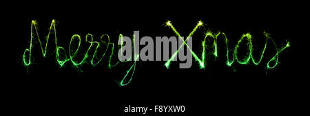 Frohe Weihnachten von funkelt Feuerwerk bei Nacht Hintergrund gemacht Stockfoto