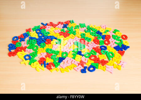 Kinder-Buchstaben und Ziffern auf dem Tisch Stockfoto