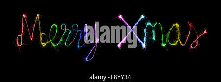 Frohe Weihnachten von funkelt Feuerwerk bei Nacht Hintergrund gemacht Stockfoto