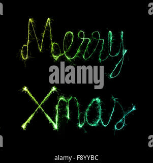 Frohe Weihnachten von funkelt Feuerwerk bei Nacht Hintergrund gemacht Stockfoto