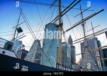 Alte Schiffe im Tower Manhattan in South Street Seaport Stockfoto