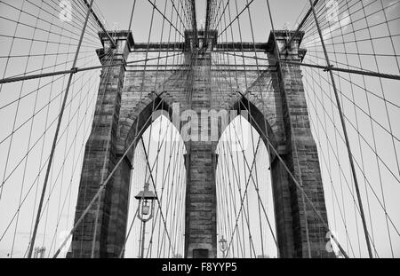 Die Brooklyn Bridge ist eine der ältesten Hängebrücken in den Vereinigten Staaten. Schwarz / weiß gedreht Stockfoto