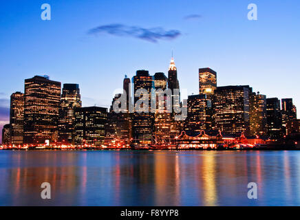 Bild der New Yorker Skyline in der Abenddämmerung von Brooklyn aus gesehen Stockfoto