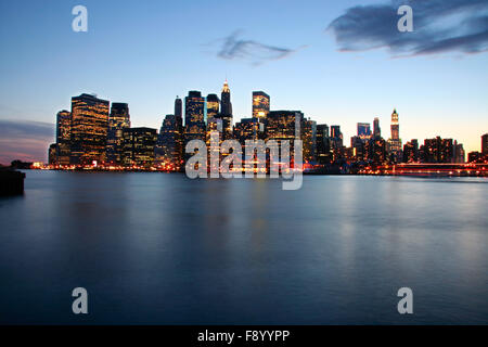 Bild der New Yorker Skyline in der Abenddämmerung von Brooklyn aus gesehen Stockfoto