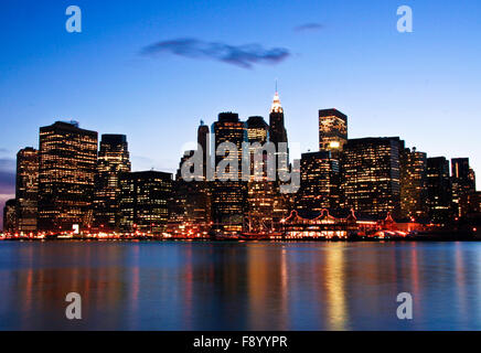 Bild der New Yorker Skyline in der Abenddämmerung von Brooklyn aus gesehen Stockfoto