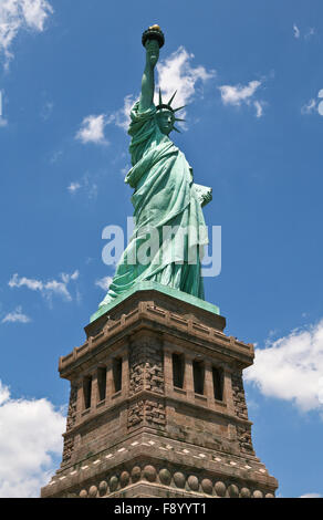 Ein Schuss von diesem kolossalen neoklassische Skulptur auf Liberty Island im Hafen von New York, entworfen von F. Bartholdi und engagierten auf O Stockfoto