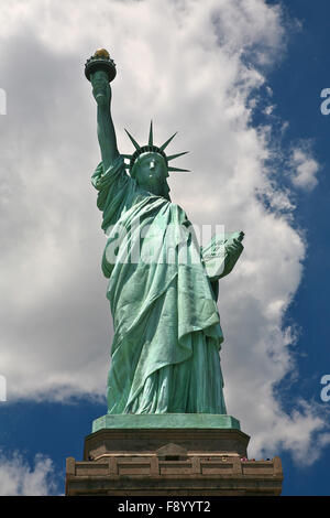 Ein Schuss von diesem kolossalen neoklassische Skulptur auf Liberty Island im Hafen von New York, entworfen von F. Bartholdi und engagierten auf O Stockfoto