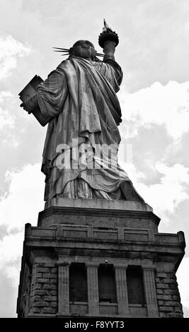 Ein Schuss von diesem kolossalen neoklassische Skulptur auf Liberty Island im Hafen von New York, entworfen von F. Bartholdi und engagierten auf O Stockfoto