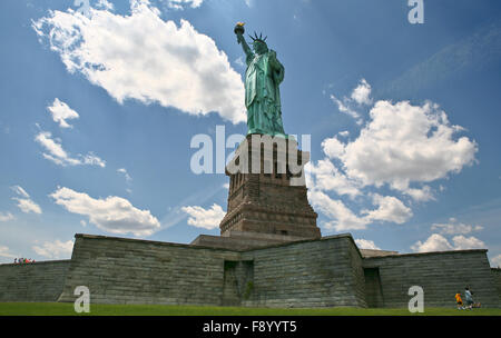 Ein Schuss von diesem kolossalen neoklassische Skulptur auf Liberty Island im Hafen von New York, entworfen von F. Bartholdi und engagierten auf O Stockfoto