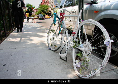 Ein Ghost Bike Denkmal für einen getöteten Radfahrer in Soho Straßen Stockfoto