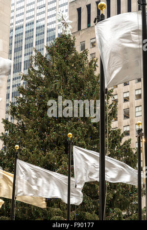 Weihnachtsbaum und Flaggen im Rockefeller Center Plaza, New York Stockfoto