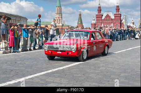 Retro-Dzintara Wolga GAZ-24 Rallye Gorkyclassic auf der Flucht von Oldtimern in Moskau Stockfoto