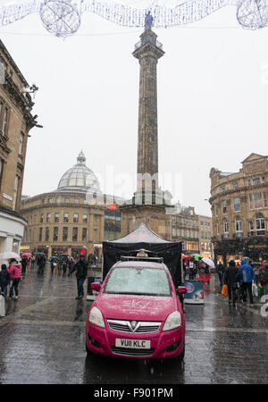 Newcastle Upon Tyne UK, 12. Dezember 2015. Schnee auf Greys Monument im Grainger Straße Newcastle upon Tyne Stadtzentrum Credit: Washington Imaging/Alamy Live News Stockfoto