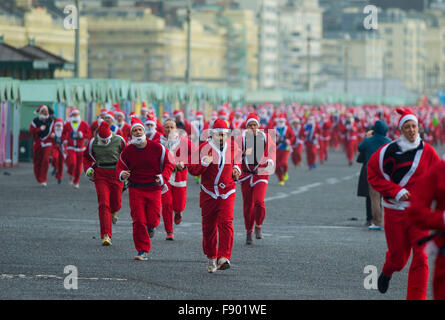 Meer von roten Weihnachtsmänner, die heute bei der jährlichen "Santa Dash" entlang & Hove Brighton Seafront, Sussex, UK.  Darren Cool - 0779230872 Stockfoto