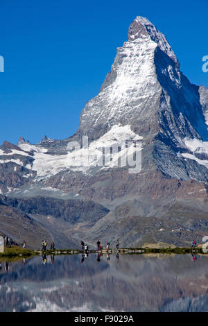 Touristen vor dem berühmten Matterhorn Stockfoto