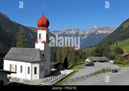 Wallfahrtskirche Maria Schnee, Blick auf die Tannheimer Berge, Bschlabs im Lechtal, Tirol, Österreich Stockfoto