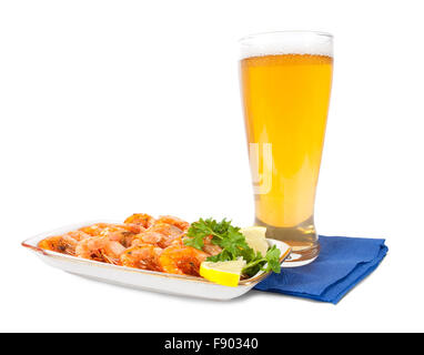 Bier im Glas und Teller mit Garnelen auf weißem Hintergrund Stockfoto