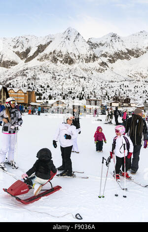 PONTE DI LEGNO, Italien - Dezember 25: Familien im Urlaub auf den Pisten der Alpen auf Donnerstag, 25. Dezember 2014. Stockfoto