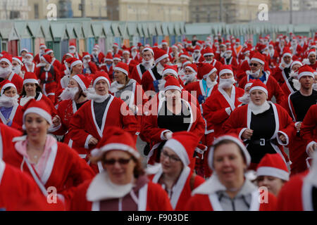 Brighton, UK. 12. Dezember 2015. Läufer verkleidet als Weihnachtsmann in der Santa Dash Brighton 2015 an Brighton, UK, Samstag Deceomber 12, 2015 antreten. Bildnachweis: Luke MacGregor/Alamy Live-Nachrichten Stockfoto