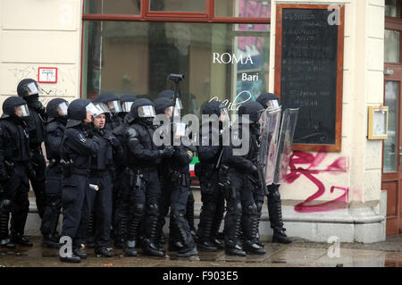 Leipzig, Deutschland. 12. Dezember 2015. Mitglieder der deutschen Polizei versammeln sich an einer Straßenecke während Zusammenstöße mit linksgerichteten Counter Demonstranten bei einer Kundgebung der Partei "Sterben Rechte" (rechts) in Leipzig, Deutschland, 12. Dezember 2015. Die Rallye von Rechtsextremisten in einem Bezirk der Stadt als linksorientierte mit heftigen Protesten erfüllt. Foto: Dpa/Alamy Live-Nachrichten Stockfoto