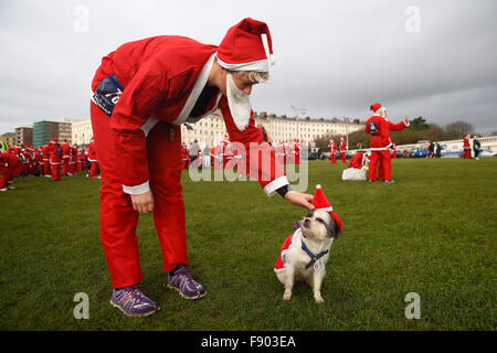 Brighton, UK. 12. Dezember 2015. Ein Konkurrent passt, ihrem Hund, Meryl Kostüm vor im Wettbewerb in der Santa Dash Brighton 2015 an Brighton, UK, Samstag, 12. Dezember 2015 als Weihnachtsmann verkleidet. Bildnachweis: Luke MacGregor/Alamy Live-Nachrichten Stockfoto