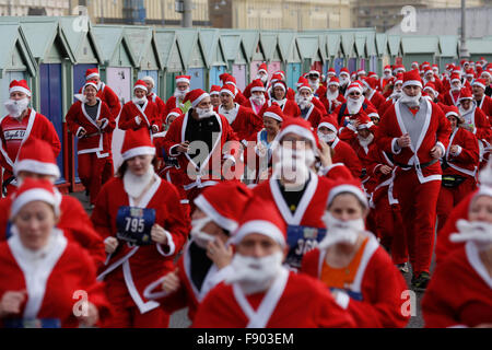 Brighton, UK. 12. Dezember 2015. Läufer verkleidet als Weihnachtsmann in der Santa Dash Brighton 2015 an Brighton, UK, Samstag Deceomber 12, 2015 antreten. Bildnachweis: Luke MacGregor/Alamy Live-Nachrichten Stockfoto