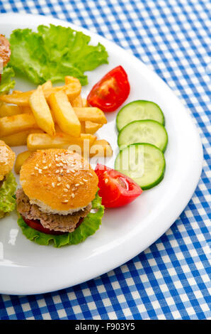 Burger mit Pommes frites im Teller Stockfoto