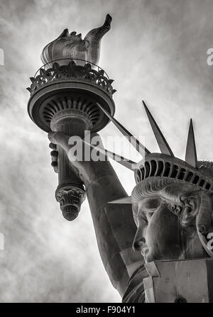 & Schwarz-weiß-Detail der Fackel, Krone und das Profil der Statue of Liberty, Liberty Island, New York City Stockfoto
