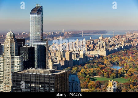Aerial View von Central Park im Herbst, Upper West Side mit Midtown Wolkenkratzer und den Hudson River, New York City. Stockfoto