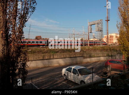 AJAXNETPHOTO. 2015. ROM, ITALIEN. -SCHIENENVERKEHR - EINE SZENE IN DER VORSTADT VON SETTE BAGNI MIT EINER HIGH-SPEED-FRECCIAARGENTO EXPRESS PERSONENZUG VORBEI.  FOTO: JONATHAN EASTLAND/AJAX REF: GR4 151012 75253 Stockfoto