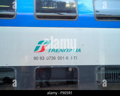 AJAXNETPHOTO. 2015. ROM, ITALIEN. -SCHIENENVERKEHR - REGIONALE TRENITALIA DOPPELSTOCK PERSONENWAGEN ZUG UND LOGO.  FOTO: JONATHAN EASTLAND/AJAX REF: GX 151012 75666 Stockfoto