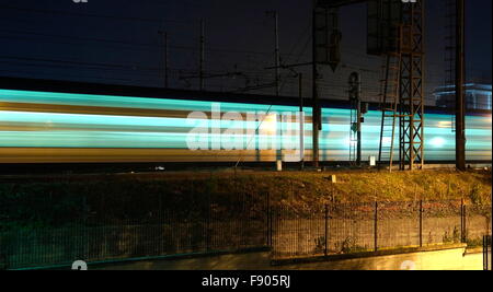 AJAXNETPHOTO. 2015. ROM, ITALIEN. -SCHIENENVERKEHR - EINE NÄCHTLICHE SZENE IN DER VORSTADT VON SETTE BAGNI MIT EINEM REGIONALEN TRENITALIA DOUBLE DECKER PERSONENZUG VORBEI.  FOTO: JONATHAN EASTLAND/AJAX REF: GX 151012 75815 Stockfoto