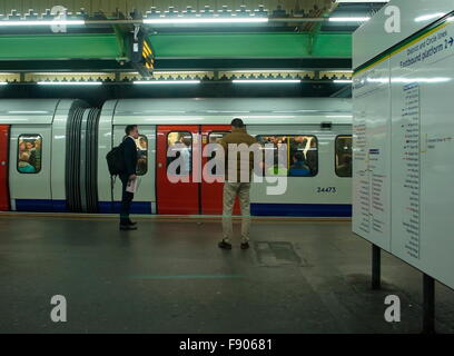 AJAXNETPHOTO - 2015. LONDON, ENGLAND. -U-BAHN - EINE GEPACKTE LONDON U-BAHN SOUTH KENSINGTON STATION WARTEN.  FOTO: JONATHAN EASTLAND/AJAX REF: GX151012 75577 Stockfoto