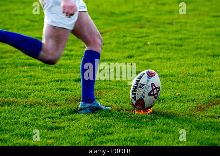 Universität Sport UK - Frauen Rugby Union Spieler, der einen Conversion-Kick. Stockfoto