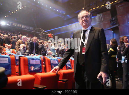 Paris, Frankreich. 12. Dezember 2015. Noel Le Graet, Präsident des französischen Fußballverbands FFF, kommt nach der UEFA EURO 2016 endgültige Auslosung am Palais des Congrès in Paris, Frankreich, 12. Dezember 2015. Die Fußball-Europameisterschaft UEFA EURO 2016 statt findet vom 10. Juni bis 10. Juli 2016 in Frankreich. Foto: Christian Charisius/Dpa/Alamy Live News Stockfoto