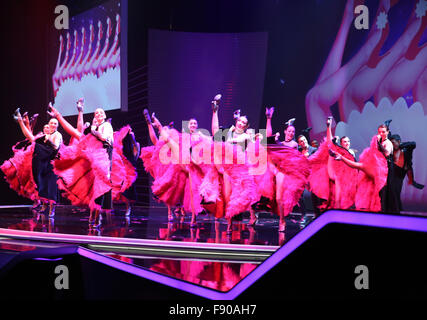Paris, Frankreich. 12. Dezember 2015. Tänzer während der UEFA EURO 2016 Schlussverlosung Zeremonie am Palais des Congrès in Paris, Frankreich, 12. Dezember 2015. Die Fußball-Europameisterschaft UEFA EURO 2016 statt findet vom 10. Juni bis 10. Juli 2016 in Frankreich. Foto: Christian Charisius/Dpa/Alamy Live News Stockfoto