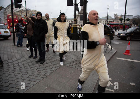 London, UK. 12. Dezember 2015. Gruppe von Freunden an einem Tag Weihnachten in central London, UK. Verkleidet als Bo Peep und eine Herde Schafe, nachdem das beliebte Kinderlied. Bildnachweis: Michael Kemp/Alamy Live-Nachrichten Stockfoto