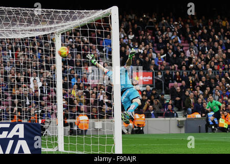 Camp Nou, Barcelona, Spanien. 12. Dezember 2015. Der Primera División. FC Barcelona gegen Deportivo De La Coruña. Torhüter Lux Deportivocannot Stop Messi Schuss und Tor Credit: Action Plus Sport/Alamy Live News Stockfoto